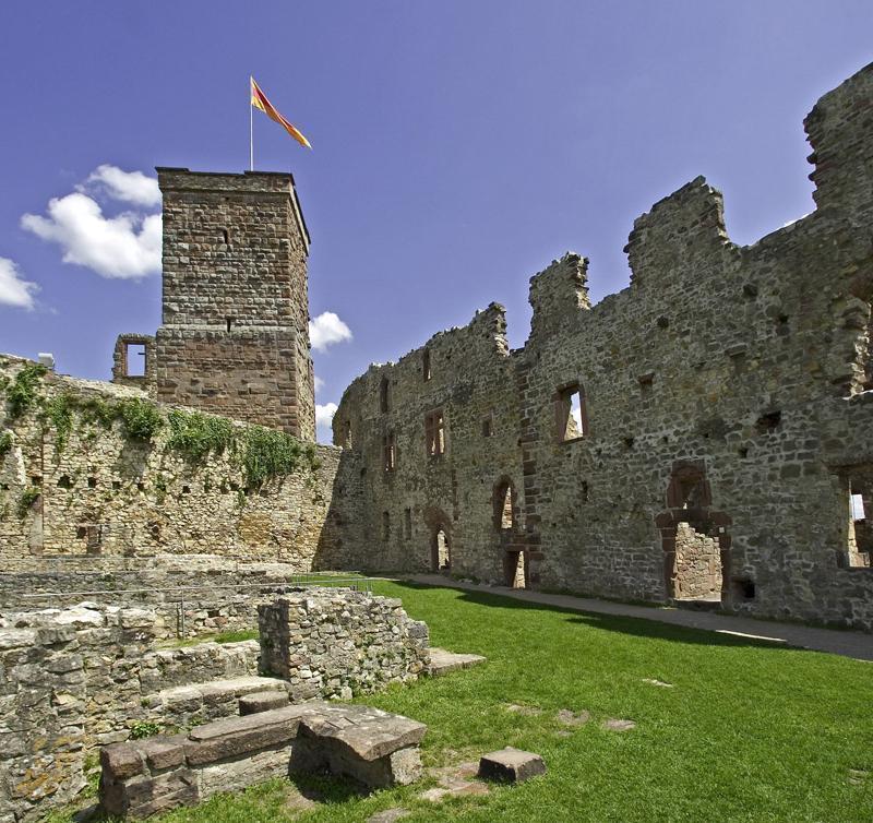 Palas mit Brunnen und Bergfried von Burg Rötteln