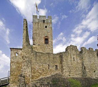 Ansicht auf Süden auf Aussenmauer und Bergfried von Burg Rötteln