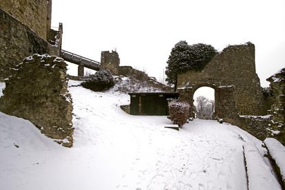 Mauerreste der Burg Rötteln im Winter mit Schnee bedeckt