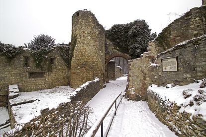 Mauerreste der Burg Rötteln im Winter mit Schnee bedeckt