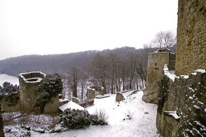 Mauerreste der Burg Rötteln im Winter mit Schnee bedeckt