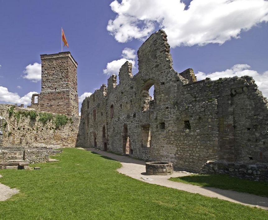 Der obere Burghof mit Palas, Bergfried und Brunnen