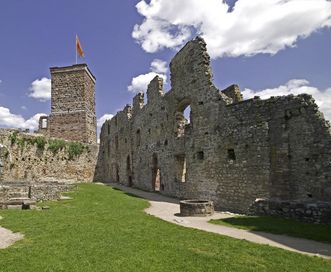 Der obere Burghof mit Palas, Bergfried und Brunnen