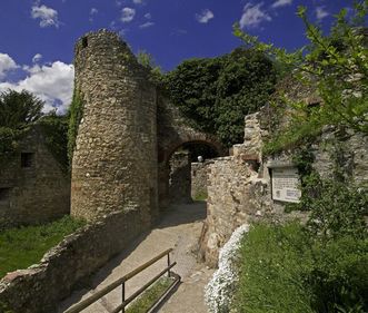 Eingang zur Unterburg mit Turmruine von Burg Rötteln