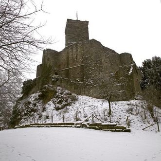 Verschneite Anlage von Nordwesten, Oberburg mit Bergfried