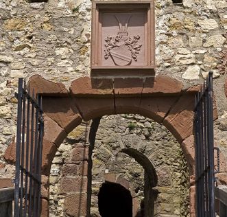 Eingangsbereich der Oberburg Rötteln mit Wappen