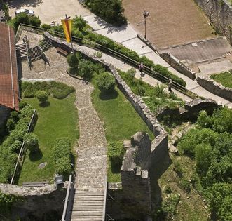 Luftansicht aus Osten auf die Zugbrücke von Burg Rötteln