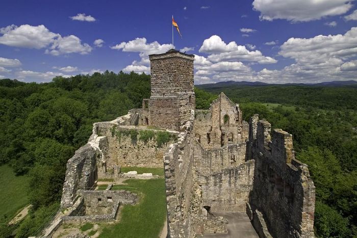 Burgruine Rötteln aus Westen, Oberburg mit Bergfried