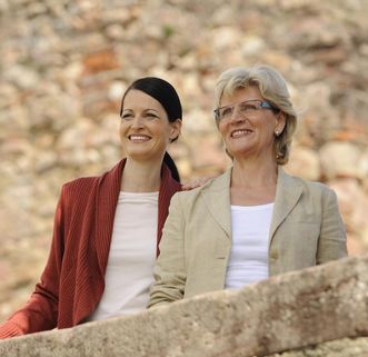 Besucherinnen auf Burg Rötteln genießen die Aussicht