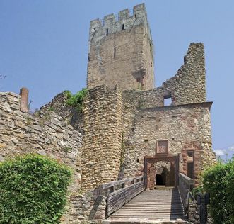 Blick auf den Bergfried mit vorgelagerter Brücke zum Eingangstor von Burg Rötteln