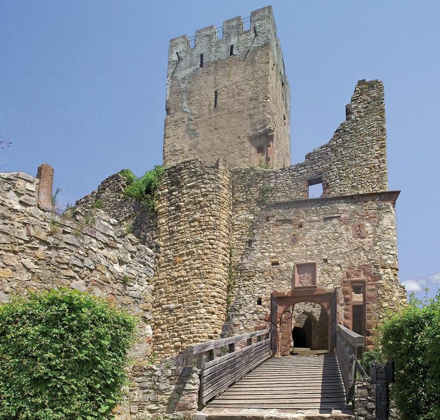 Blick auf den Bergfried mit vorgelagerter Brücke zum Eingangstor von Burg Rötteln