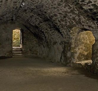 Weinkeller im alten Bau von Burg Rötteln